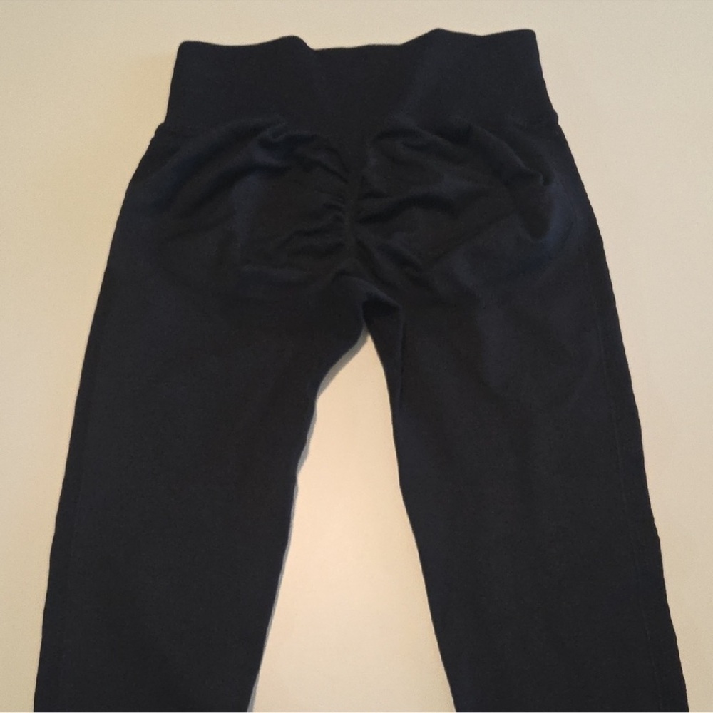 High-Waist Black Kids Stretch Leggings with Subtle Logo - Picture 3 of 3